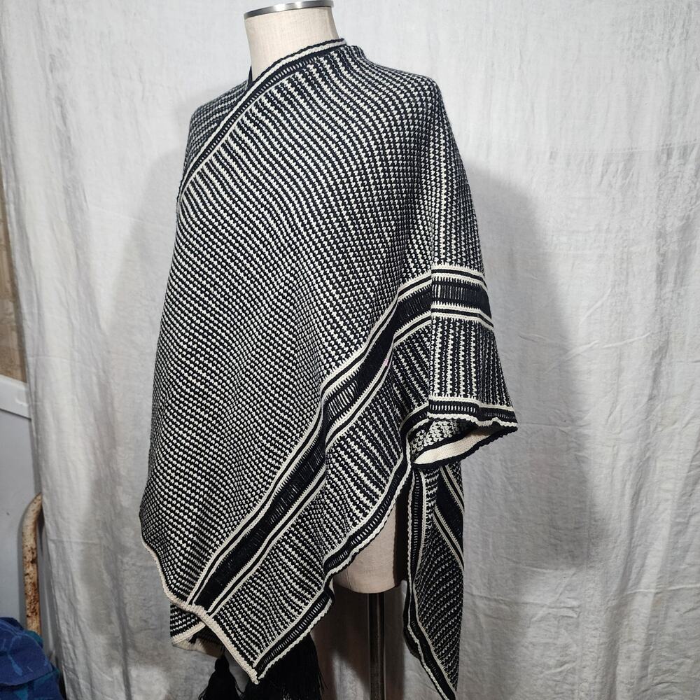 BCBG MAXAZRIA poncho knit sweater wrap poncho